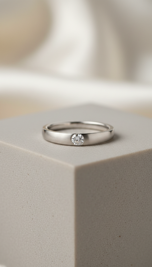 Platinring mit Diamant im Minimalstil